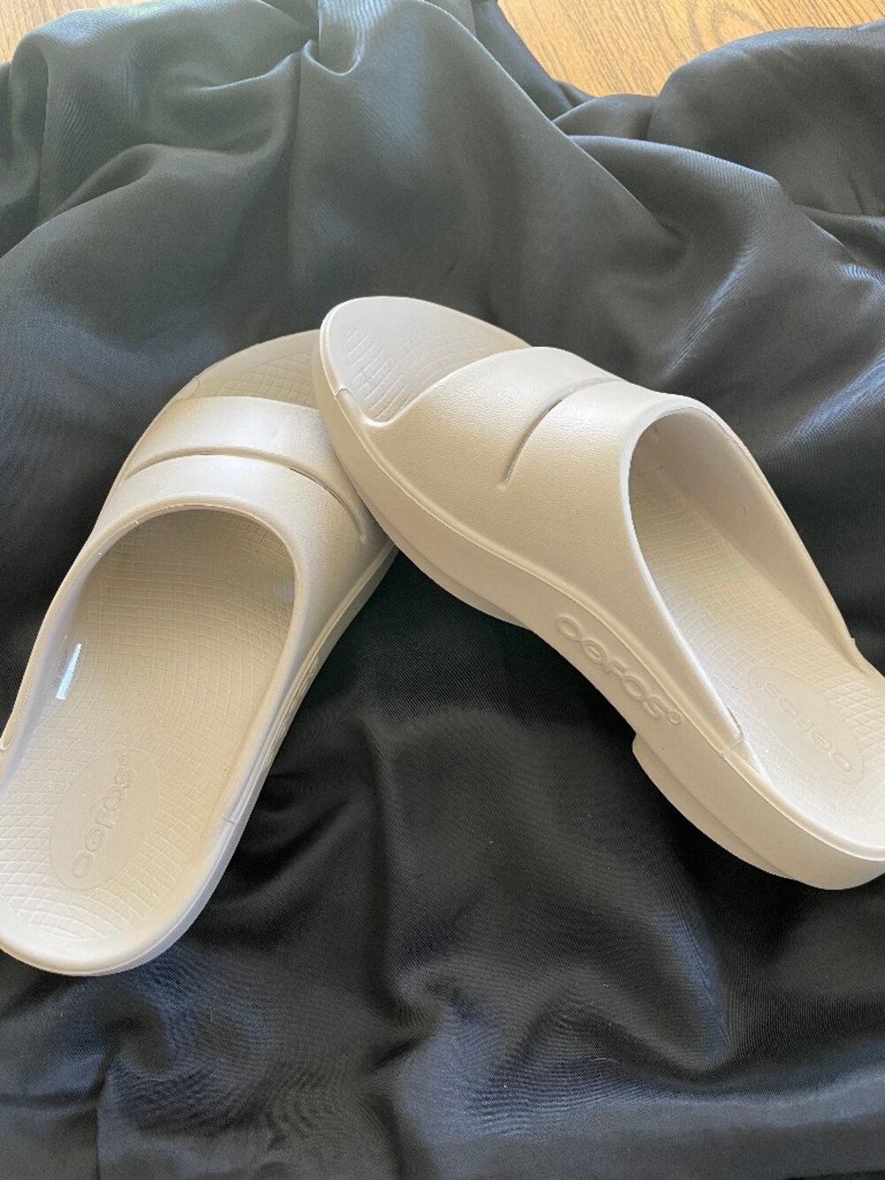 BRAND NEW OOFOS AOAH RECOVERY SLIDE UNISEX WOMENS7/MENS5